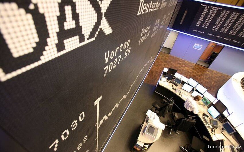 Индекс Франкфуртской биржи DAX обвалился почти на 10% в начале торгов