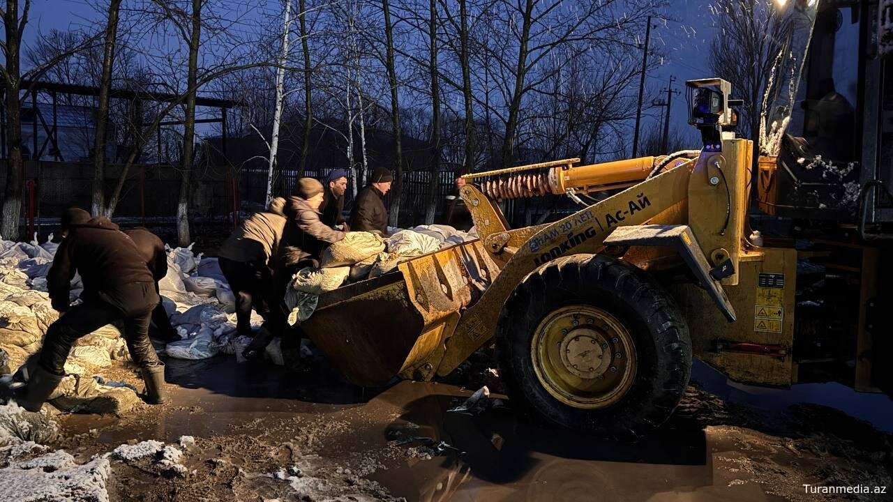 Паводки в Казахстане: сотни спасателей борются с последствиями наводнений