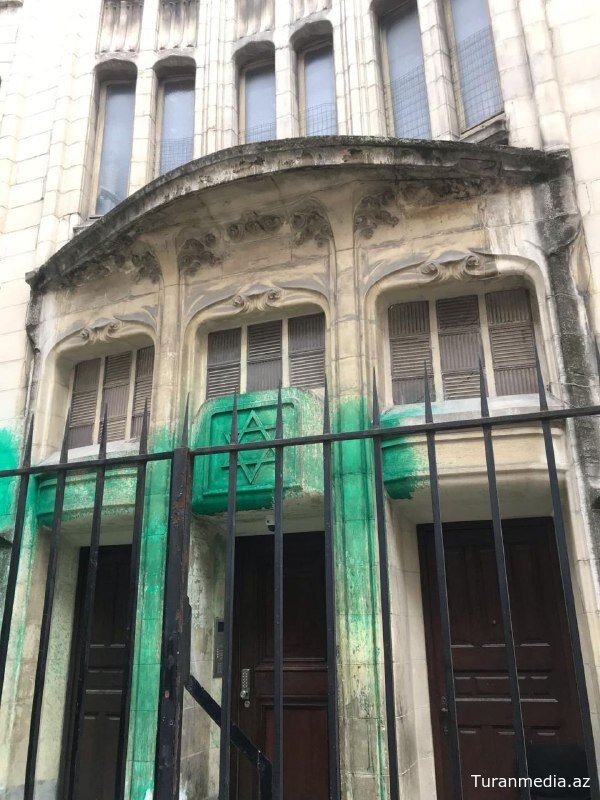 Антисемитские акты в центре Парижа: осквернены мемориал, синагоги и ресторан