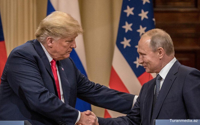 Трамп и Путин сели в один автомобиль после короткой фотосессии.