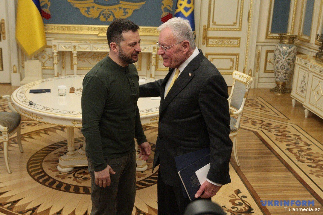 Зеленский проводит переговоры со спецпосланником Трампа по Украине Келлогом.